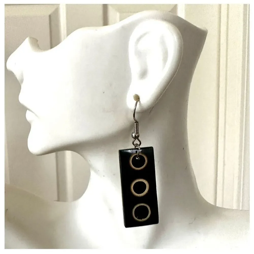 Black shell circle pattern  earrings